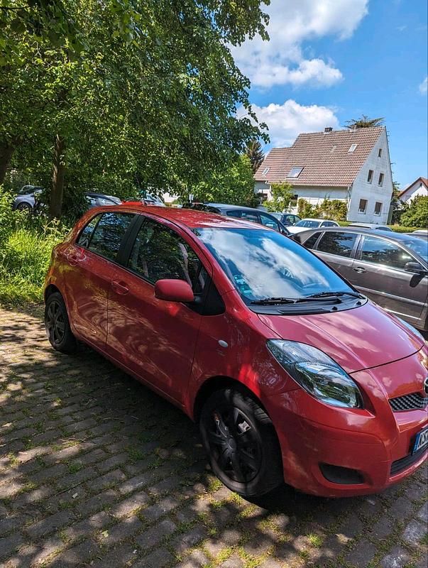 Rot Gebraucht 2009 Toyota Yaris Kleinwagen | 2.400 € (Etwas zu teuer) - Bild 1/4