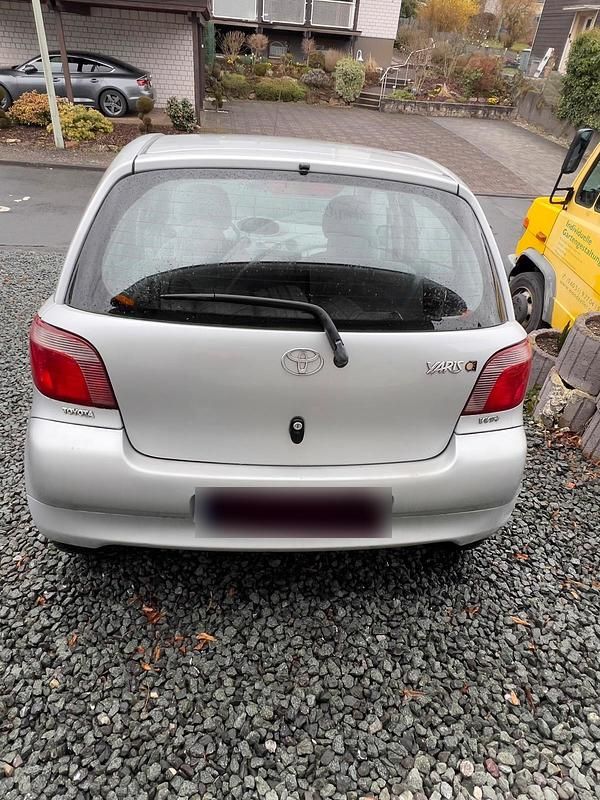Gebraucht Toyota Yaris 88 PS (64 kW) 2001 Silber Kleinwagen