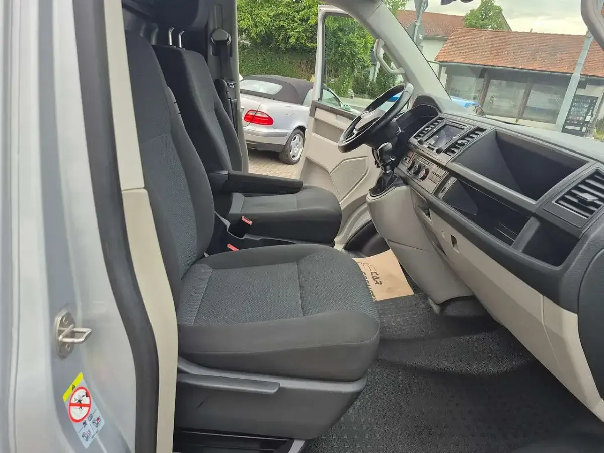 Gebraucht VW Transporter 150 PS (110 kW) 2018 Silber Van