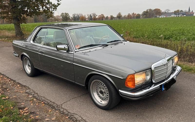 Gebraucht Mercedes 230 136 PS (100 kW) 1984 Grau Coupé