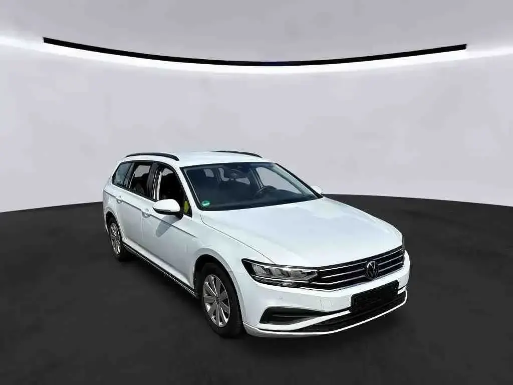 Gebraucht VW Passat 150 PS (110 kW) 2023 Weiß Kombi