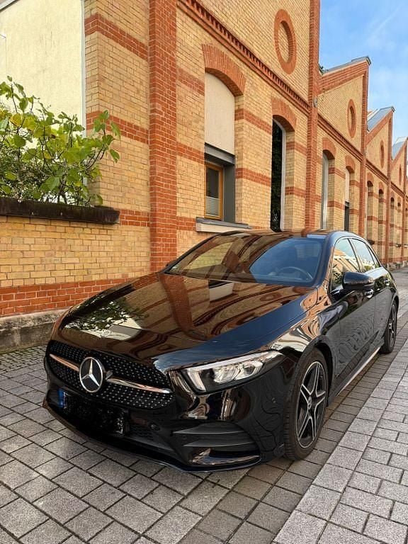 Schwarz Gebraucht 2018 Mercedes 200 AMG line Limousine | 20.300 € (Fairer Preis) - Bild 1/4