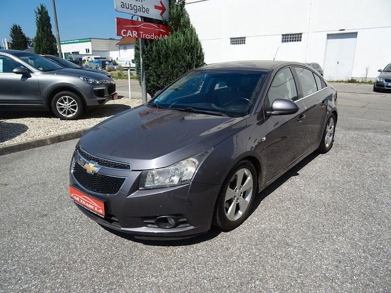 Grau Gebraucht 2011 Chevrolet Cruze LT Limousine | 2.590 € (Fairer Preis) - Bild 1/4