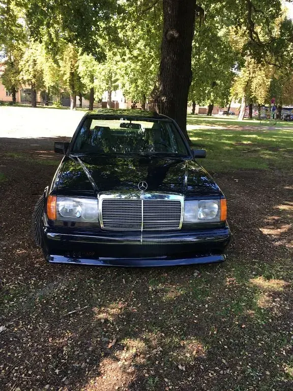 Gebraucht Mercedes 230 136 PS (100 kW) 1986 Blau Limousine
