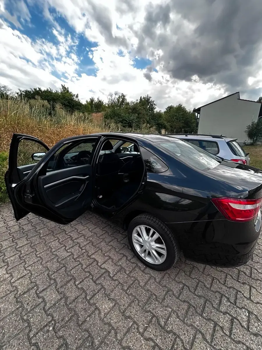 Gebraucht Lada Vesta 106 PS (77 kW) 2017 Schwarz Limousine