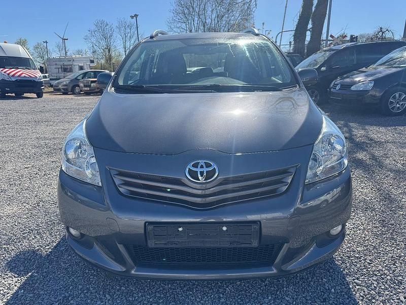 Gebraucht Toyota Verso Basis 126 PS (92 kW) 2011 Grau Van / Kleinbus