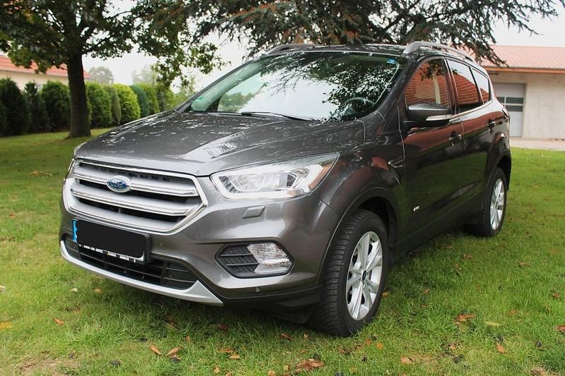 Grau Gebraucht 2019 Ford Kuga Titanium SUV | 15.900 € (Guter Preis) - Bild 1/4