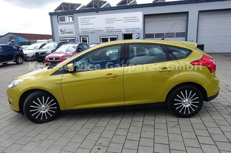 Gebraucht Ford Focus Trend 105 PS (77 kW) 2011 Gelb Limousine
