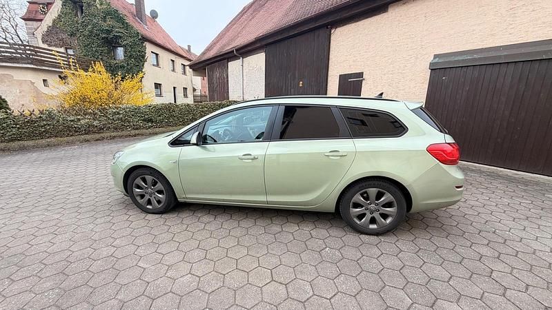 Gebraucht Opel Astra 110 PS (80 kW) 2011 Grün Kombi