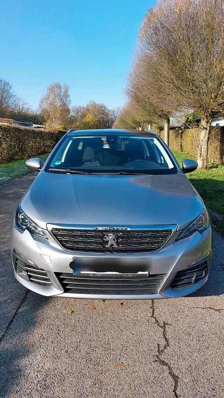 Grau Gebraucht 2017 Peugeot 308 SW Allure Kombi | 10.900 € - Bild 1/4