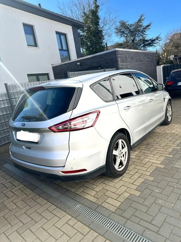 Silber Gebraucht 2017 Ford S-MAX S Van / Kleinbus | 9.500 € - Bild 1/4