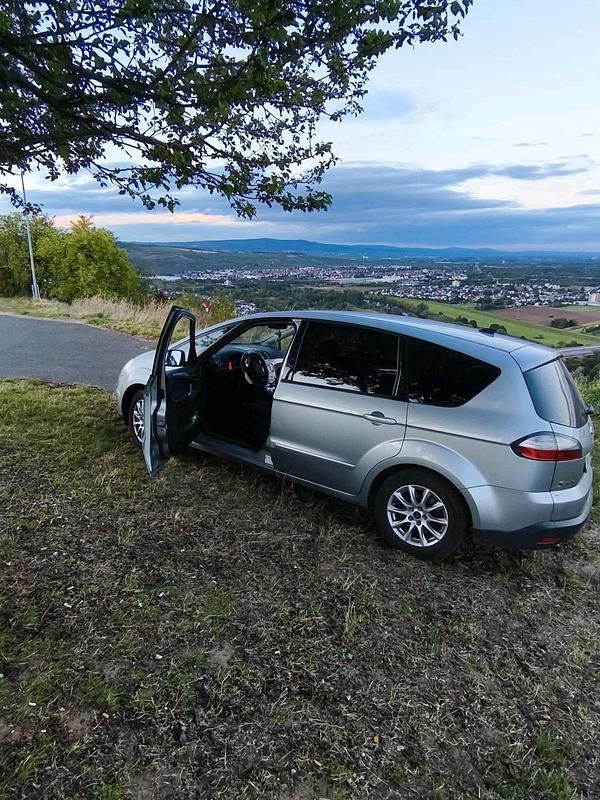 Grau Gebraucht 2009 Ford S-MAX S Van / Kleinbus | 5.200 € (Etwas zu teuer) - Bild 1/4