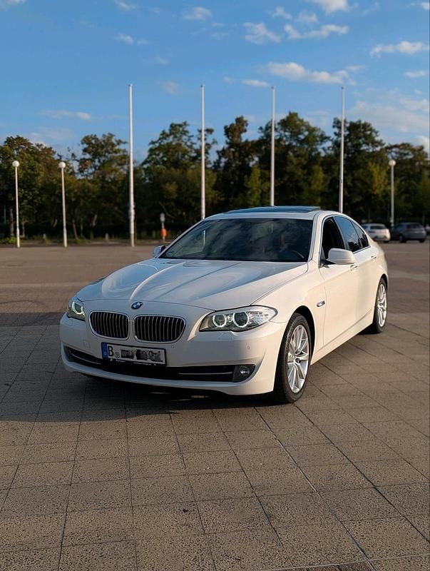 Weiß Gebraucht 2013 BMW 520 Limousine | 12.200 € (Guter Preis) - Bild 1/4