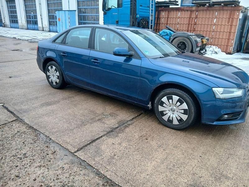 Gebraucht Audi A4 Attraction 143 PS (105 kW) 2012 Blau Limousine