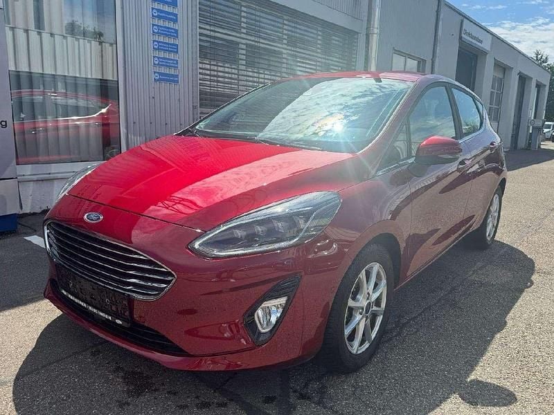 Rubyrot (metallic) Gebraucht 2021 Ford Fiesta Titanium Kleinwagen | 17.490 € (Fairer Preis) - Bild 1/4