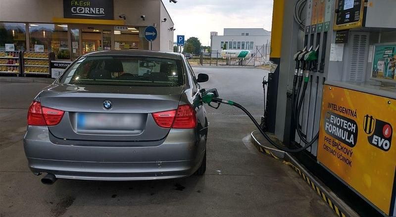 Gebraucht BMW 318 143 PS (105 kW) 2009 Grau Limousine