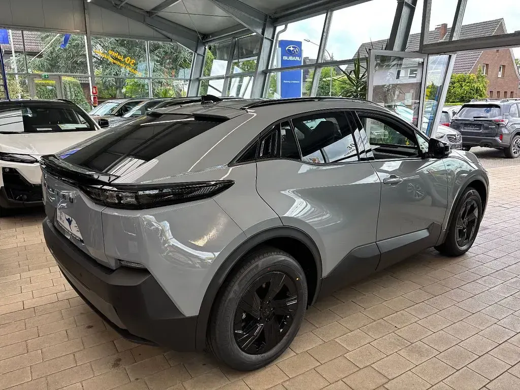 Neu Subaru Uncharted Active 164 kW (224 PS) 2026 Cement gray metallic SUV