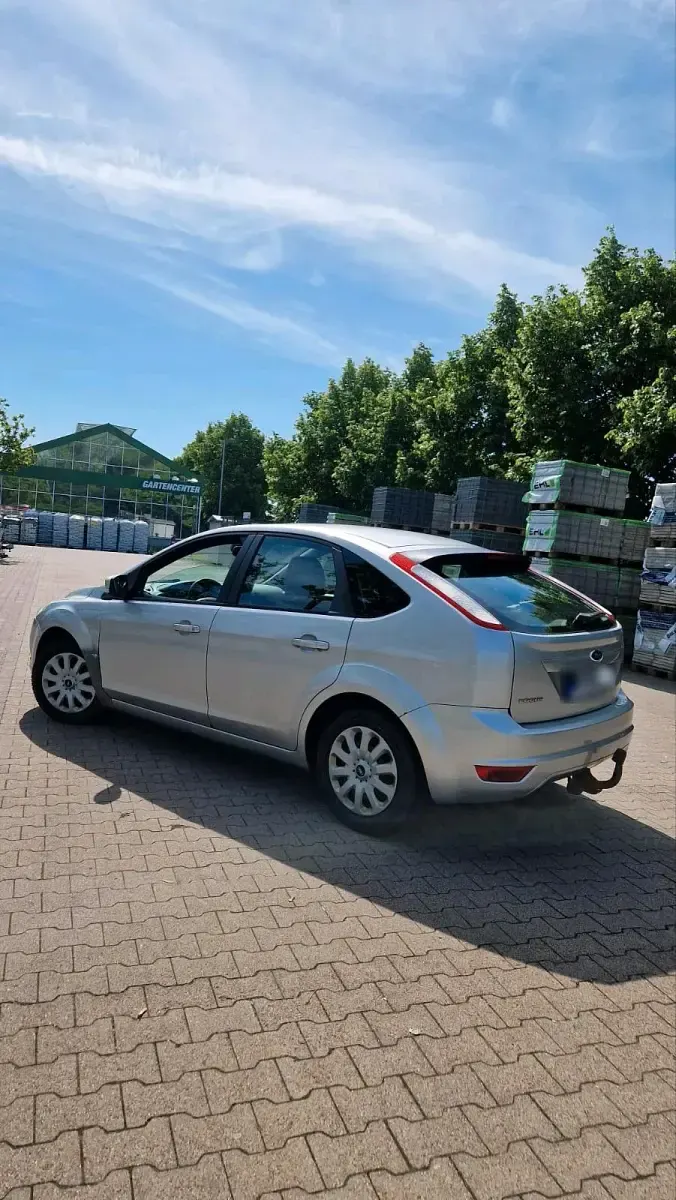 Gebraucht Ford Focus 100 PS (73 kW) 2009 Silber Limousine
