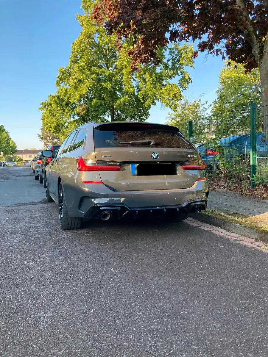 Gebraucht BMW 330e 292 PS (214 kW) 2022 Grau Kombi