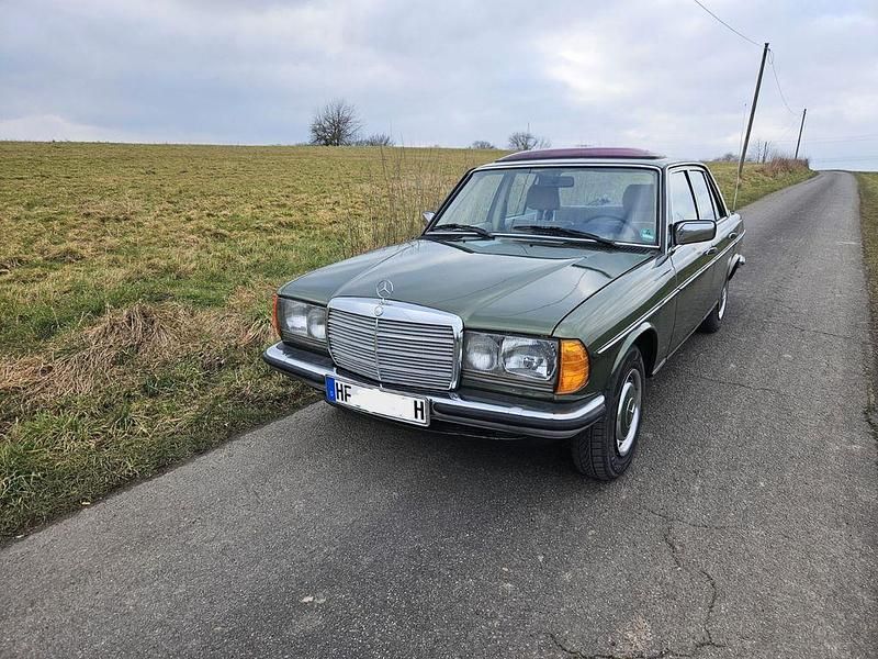 Grün Gebraucht 1983 Mercedes E230 Limousine | 6.999 € - Bild 1/4