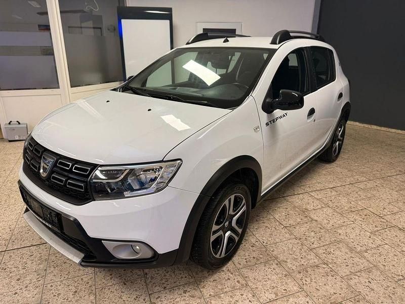 Weiß Gebraucht 2021 Dacia Sandero Celebration Limousine | 10.800 € (Fairer Preis) - Bild 1/4