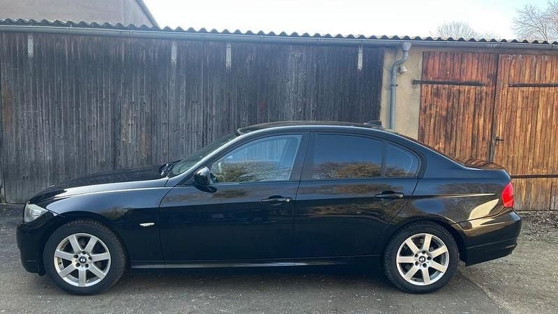 Schwarz Gebraucht 2011 BMW 318 Limousine | 7.600 € (Etwas zu teuer) - Bild 1/4