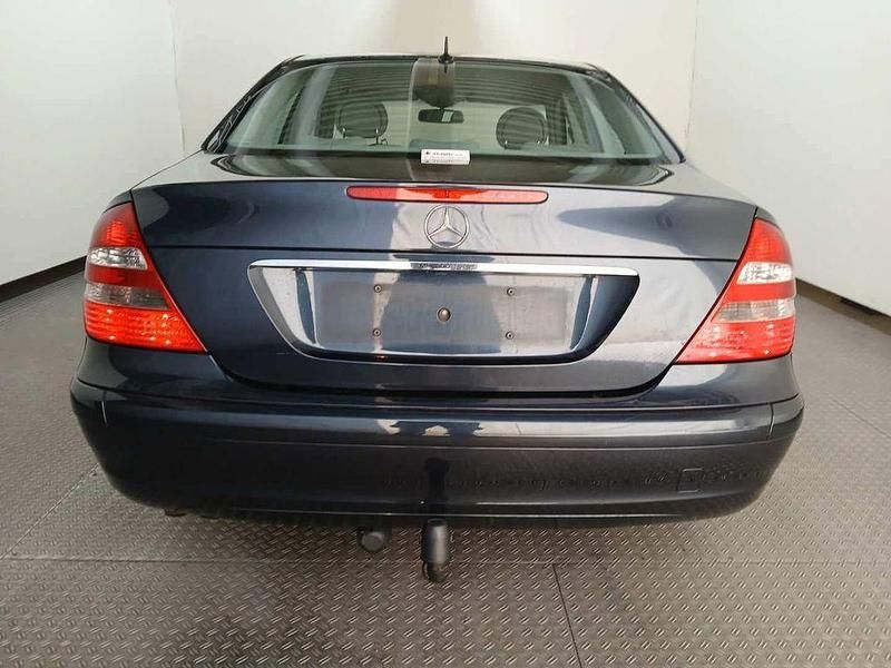 Second-hand Mercedes E200 122 CP (89 kW) 2003 Negru Berlinǎ