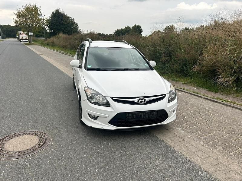 Weiß Gebraucht 2011 Hyundai i30 Kombi | 1.150 € (Superpreis) - Bild 1/4