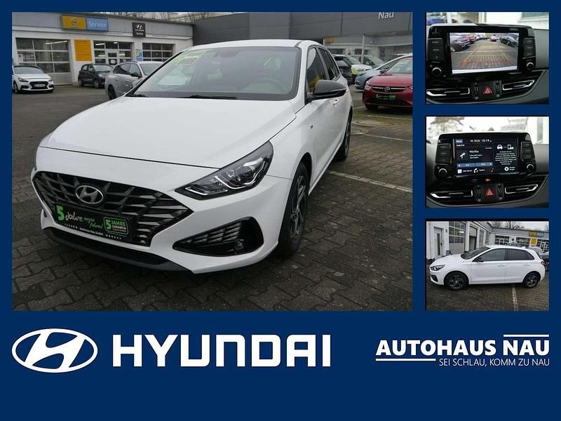 Gebraucht Hyundai i30 Intro Edition 159 PS (116 kW) 2022 Polar white / sol Limousine