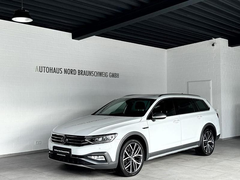 Gletscherweiß metallic Gebraucht 2023 VW Passat Alltrack Kombi | 34.990 € (Teuer) - Bild 1/4