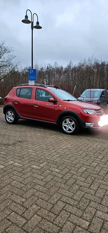 Gebraucht Dacia Sandero 90 PS (66 kW) 2014 Rot Limousine