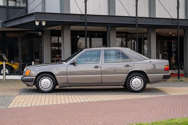 Gebraucht Mercedes E300 220 PS (161 kW) 1991 Schwarz Limousine