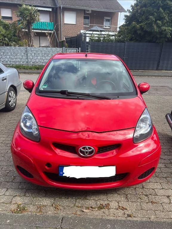 Gebraucht Toyota Aygo 68 PS (50 kW) 2010 Rot Kleinwagen