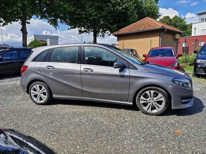 Grau Gebraucht 2015 Mercedes B200 Style Van / Kleinbus | 7.990 € (Guter Preis) - Bild 1/4