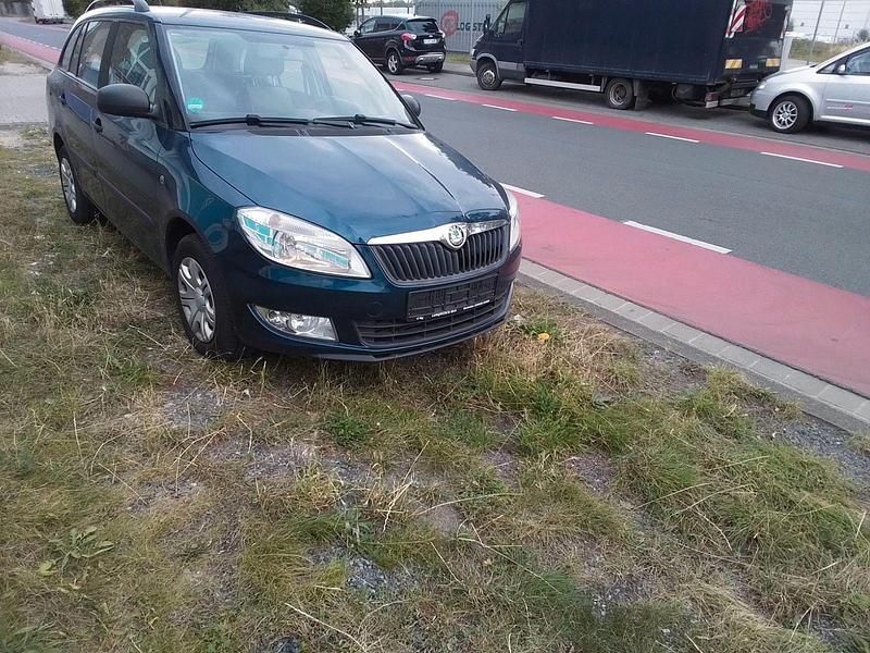 Blau Gebraucht 2013 Skoda Fabia Kleinwagen | 2.000 € (Superpreis) - Bild 1/4