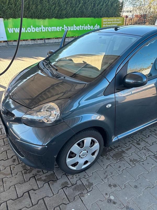 Gebraucht Toyota Aygo 68 PS (50 kW) 2008 Grau Kleinwagen