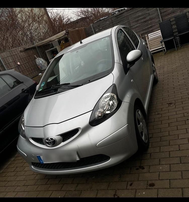 Gebraucht Toyota Aygo 68 PS (50 kW) 2008 Silber Kleinwagen