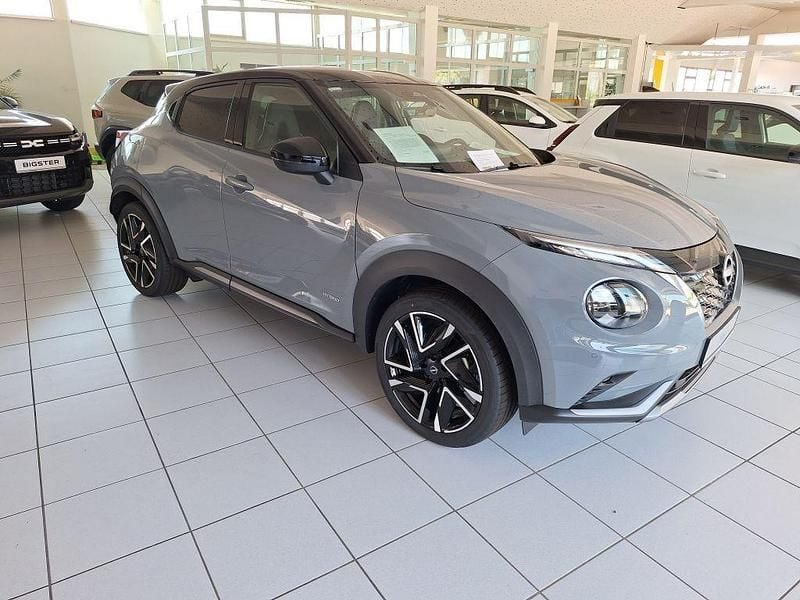 Grau (ceramic grey/dach in black metallic) Neu 2025 Nissan Juke SUV | 30.730 € (Teuer) - Bild 1/4