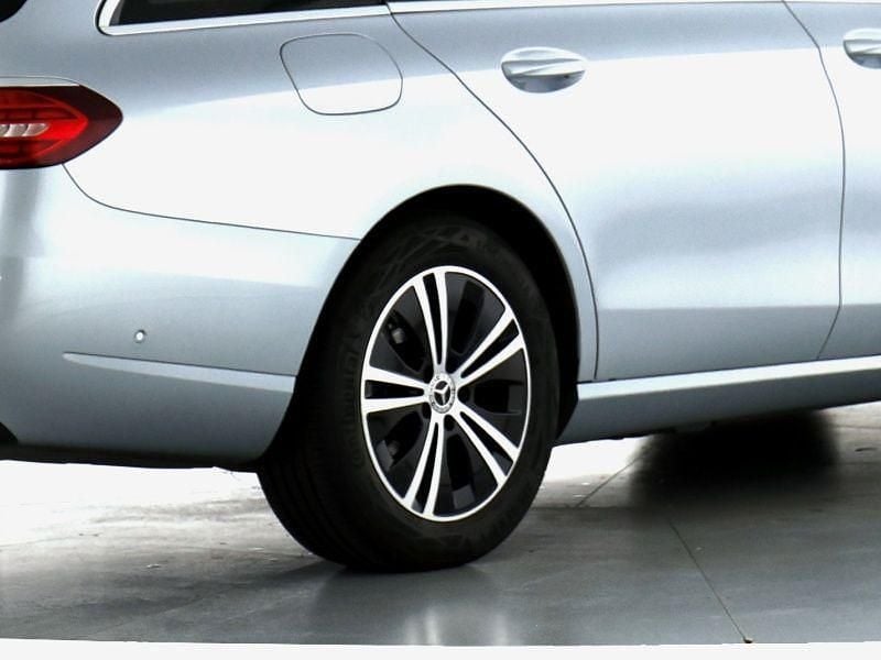 Gebraucht Mercedes E220 Avantgarde 200 PS (147 kW) 2022 Metalliclack hightechsilber (metallic) Kombi