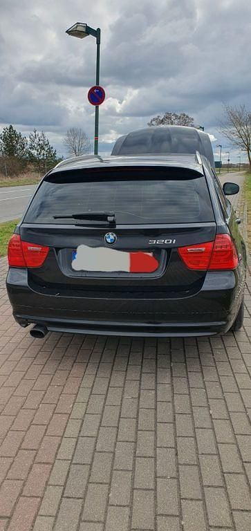 Gebraucht BMW 320 170 PS (125 kW) 2011 Schwarz Kombi
