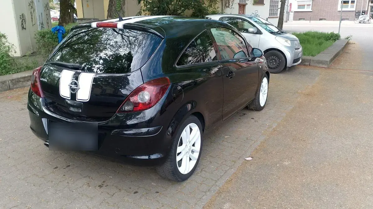 Używany Opel Corsa Edition 87 KM (63 kW) 2011 Czarny Hatchback