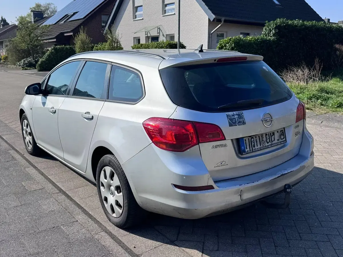 Używany Opel Astra Selection 110 KM (80 kW) 2011 Srebrny Kombi