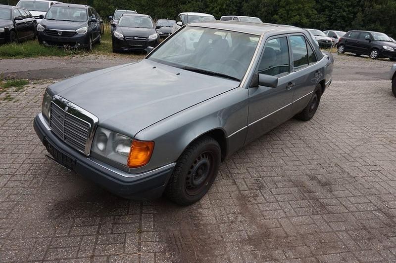 Grau Gebraucht 1991 Mercedes 200 Limousine | 2.990 € - Bild 1/4