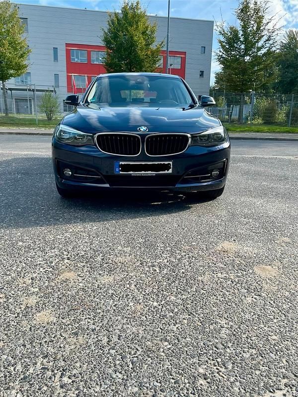 Blau Gebraucht 2019 BMW 320 Gran Turismo Sport Line Limousine | 16.000 € (Guter Preis) - Bild 1/4