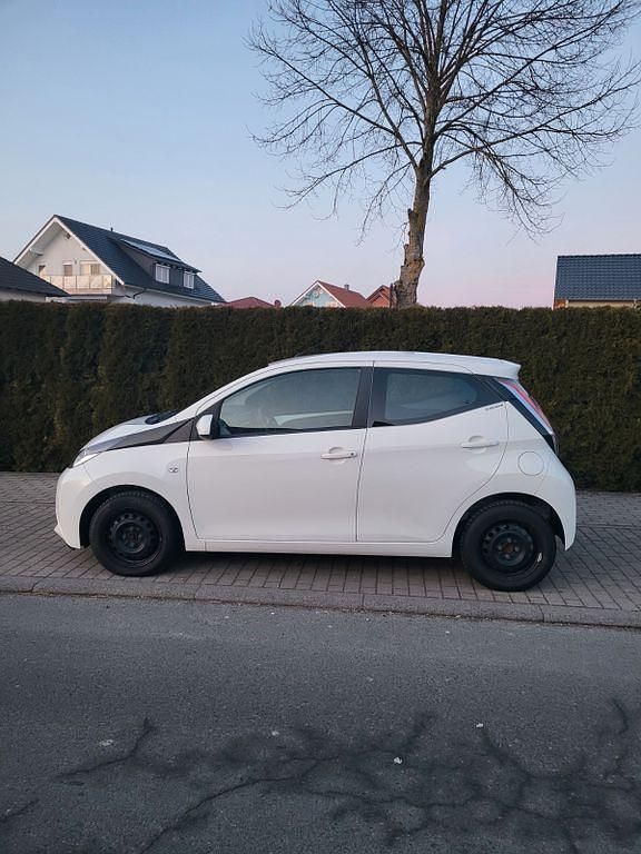 Weiß Gebraucht 2018 Toyota Aygo Team Kleinwagen | 9.700 € (Fairer Preis) - Bild 1/4