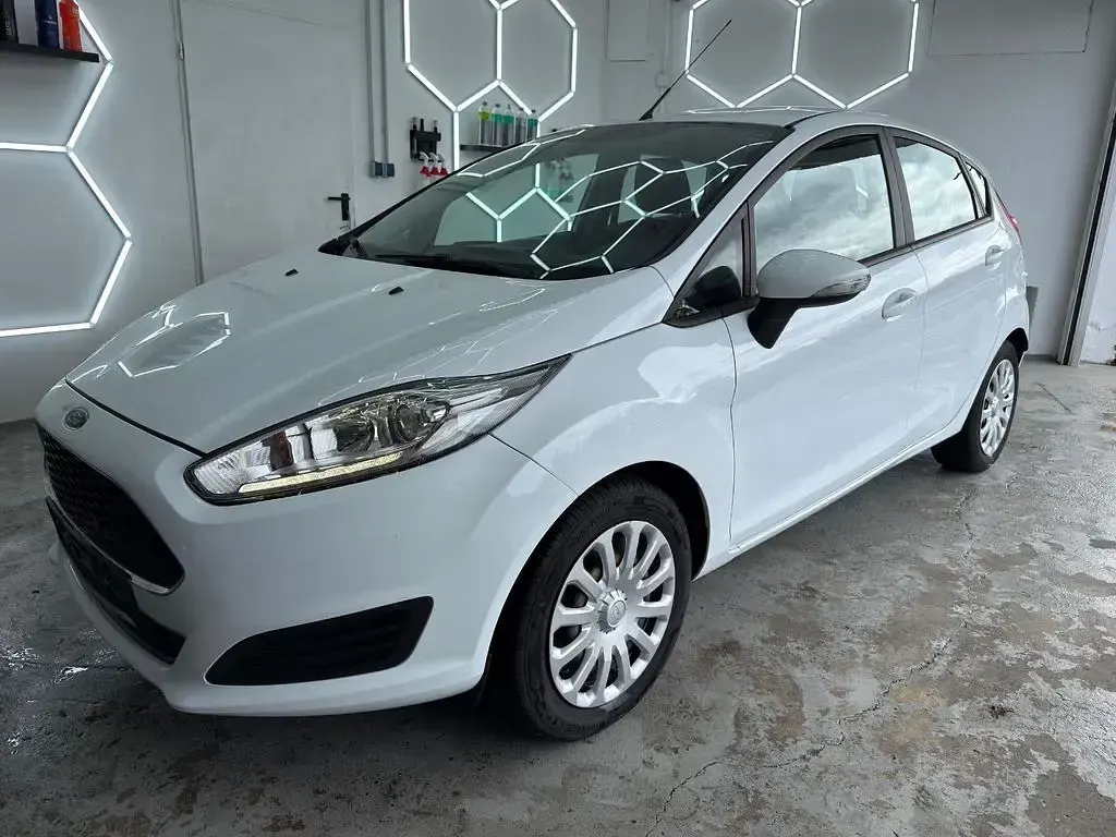 Gebraucht Ford Fiesta 75 PS (55 kW) 2016 Weiß Kleinwagen