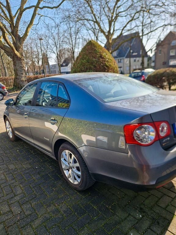 Gebraucht VW Jetta Freestyle 102 PS (75 kW) 2010 Grau Limousine
