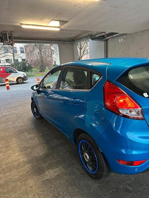 Gebraucht Ford Fiesta 95 PS (69 kW) 2014 Blau Kleinwagen