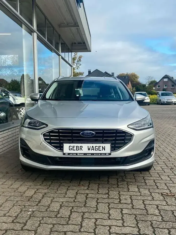 Używany Ford Focus Titanium 125 KM (91 kW) 2023 Srebrny Sedan/Limuzyna