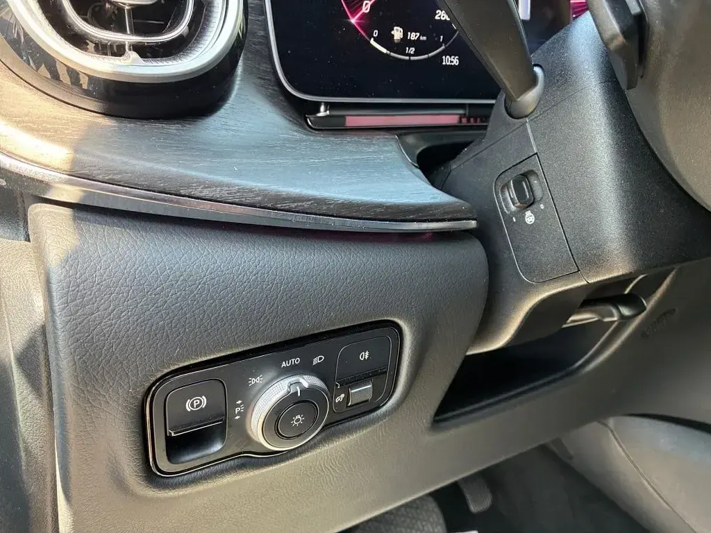 Gebraucht Mercedes V300 Avantgarde 237 PS (174 kW) 2025 Schwarz Van / Kleinbus
